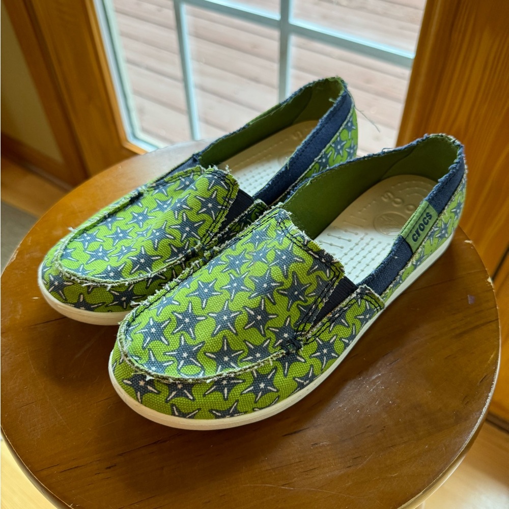 Women’s Size 6 Canvas Loafer Slip on Crocs With Fun Pattern Blue Green Stars EUC